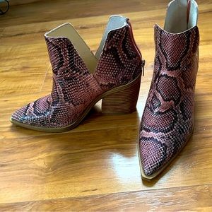 Vince Camuto Snake Booties Size 9M Rosewood